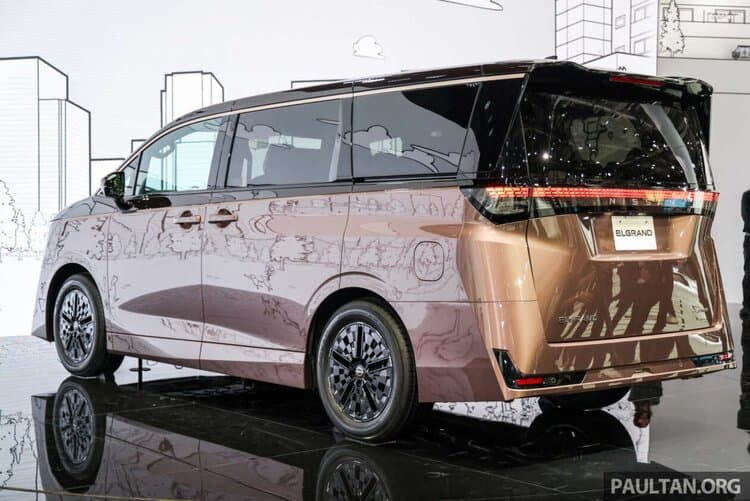Nissan Elgrand 2026 – Đuôi xe lõm với dải LED toàn chiều ngang
