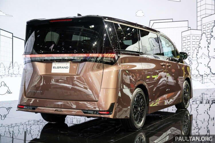 Nissan Elgrand 2026 – Hông xe với cửa trượt và mâm tối màu