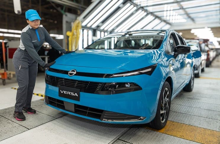 Versa 2026 — đuôi xe, đèn hậu nối panel đen.