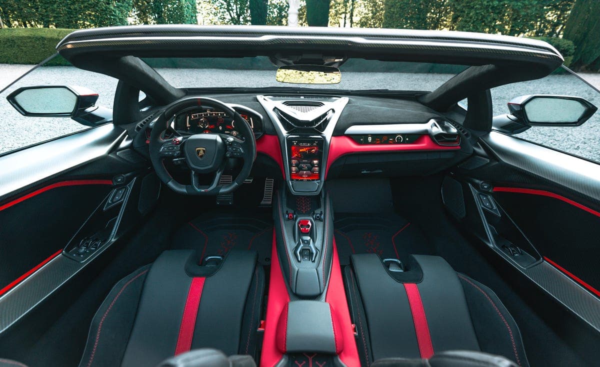 Fenomeno Roadster phía trước với thiết kế khí động học phức tạp