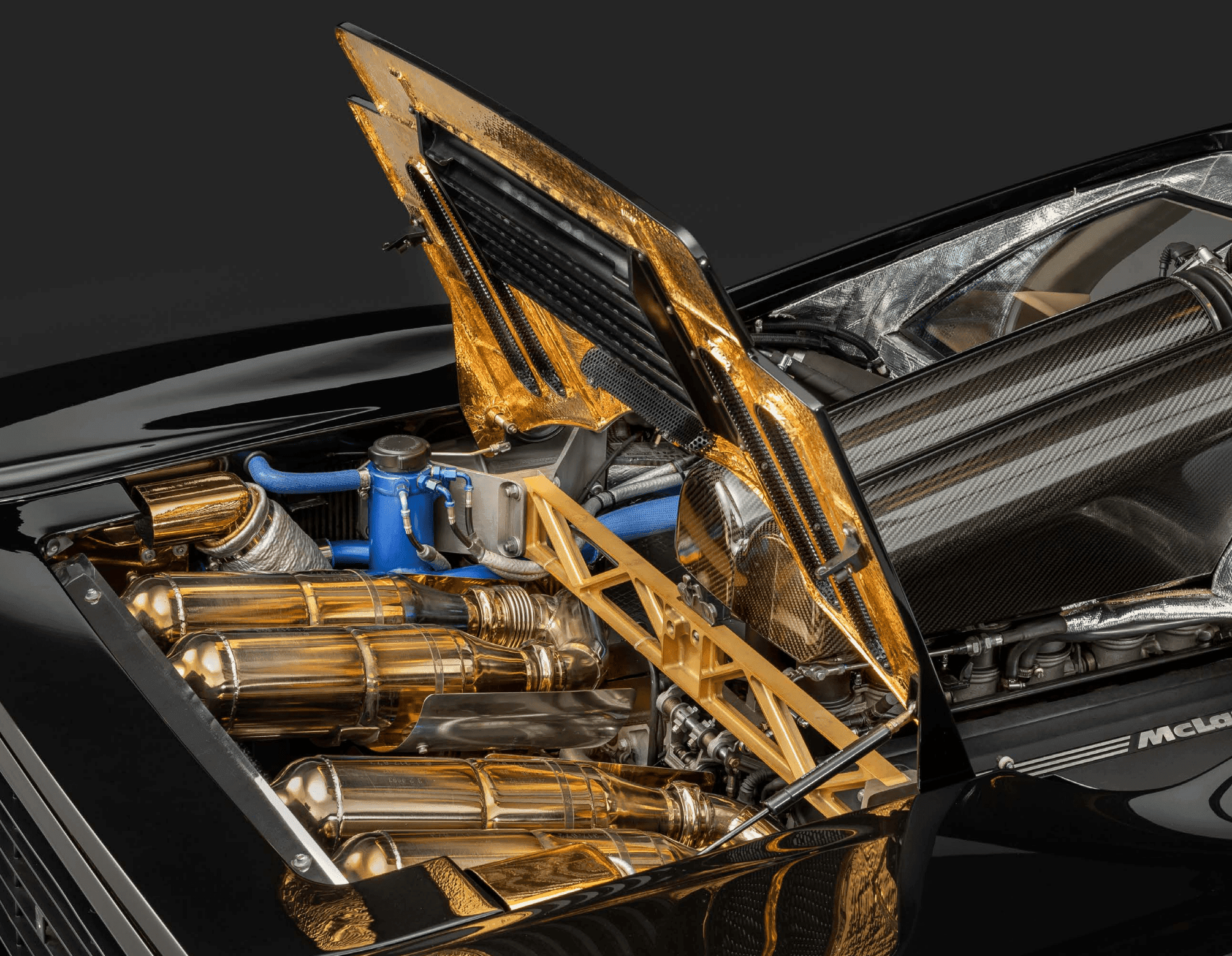 Khoang động cơ chiếc McLaren F1 số khung 007.